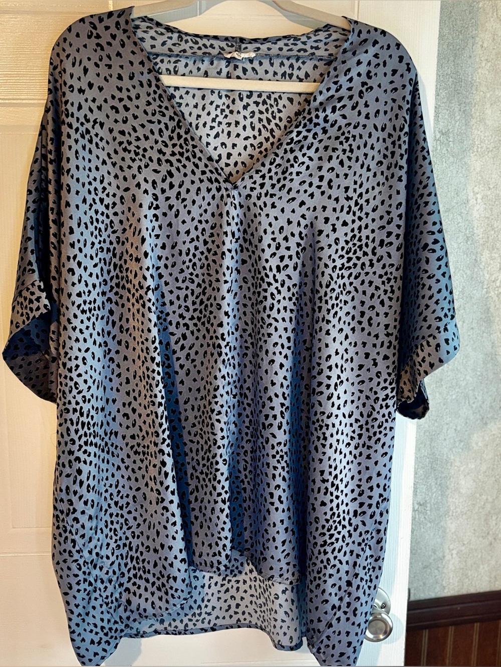 Jodifl 2X Gray Leopard Print V-Neck Blouse | Dolman Sleeve Boutique Top